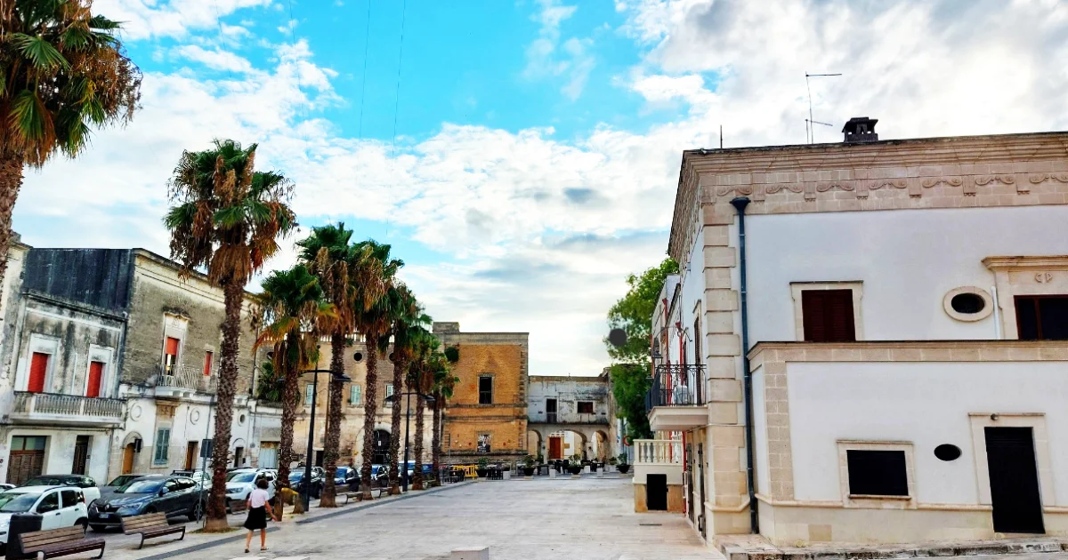 Piazza di Lizzano in provincia di Taranto, posizione strategica per dormire a Lizzano
